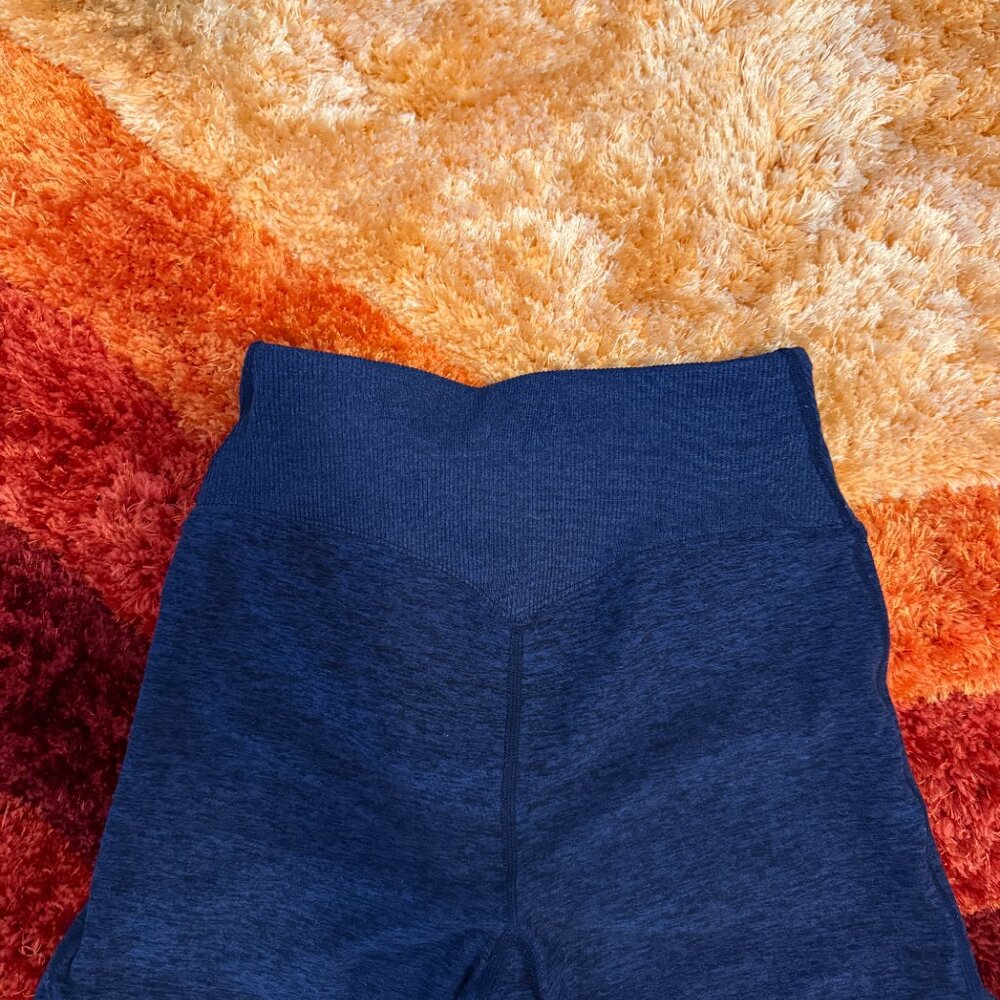 ALO YOGA High-Waist Alosoft Lounge Legging - Picture 4 of 5